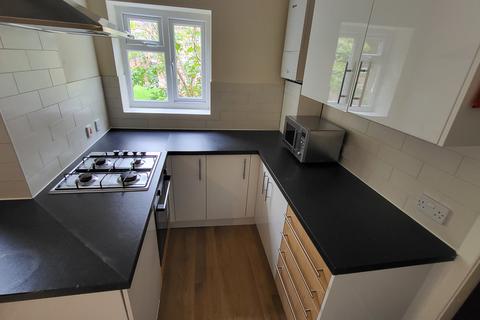 6 bedroom semi-detached house to rent, Leeshall Crescent, Fallowfield