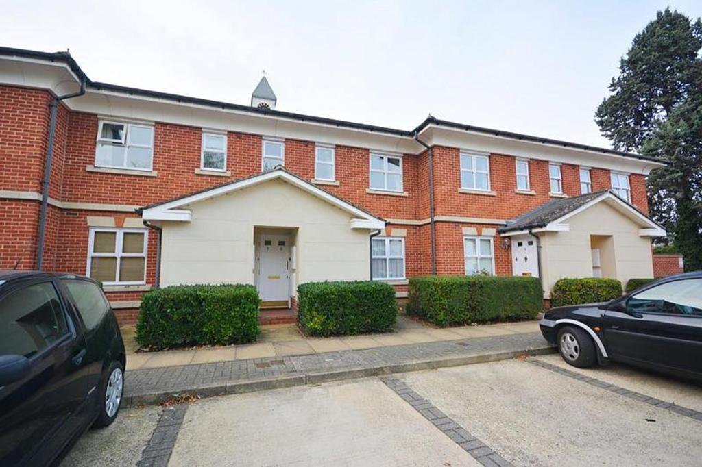 Stapleford Close, Chelmsford, Essex, CM2 1 bed apartment £695 pcm (£