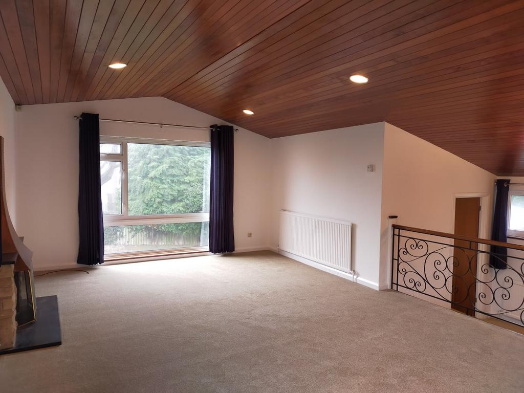 Priory Drive, Reigate 3 bed detached house £1,900 pcm (£438 pw)
