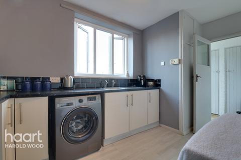 74 Woodbridge Lane, Romford, RM3 9JE
