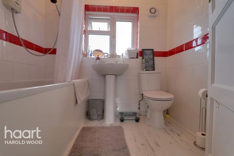 74 Woodbridge Lane, Romford, RM3 9JE