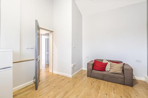 103 Abbots Park, London, SW2 3QY