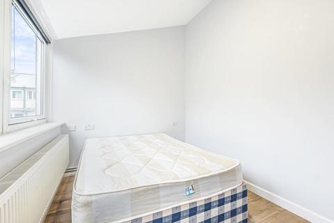 103 Abbots Park, London, SW2 3QY