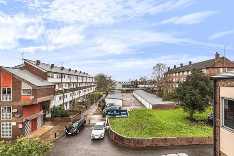 103 Abbots Park, London, SW2 3QY