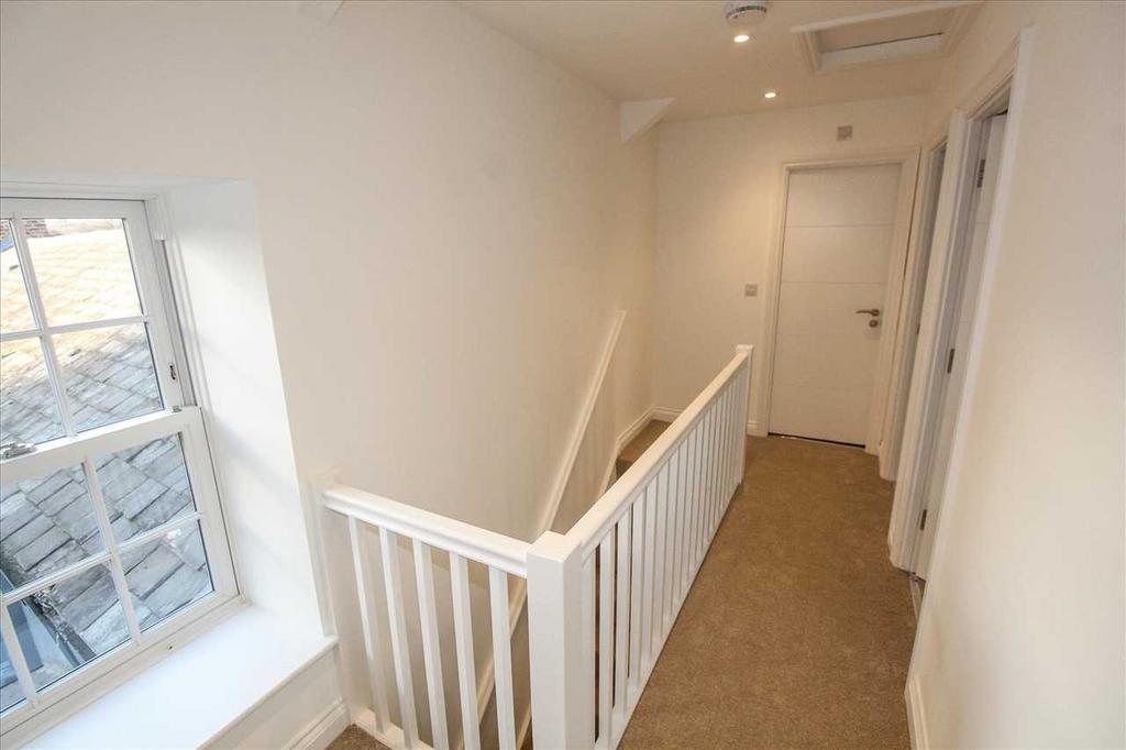Landing (2nd Floor)