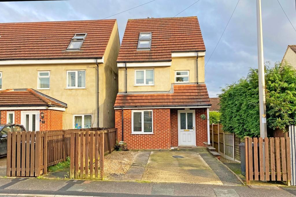 Roche Avenue, Harrogate 3 bed detached house £230,000