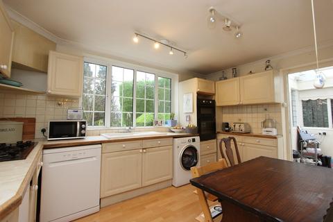 14 Highwold, Chipstead, Coulsdon, CR5 3LG
