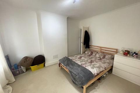 2 bedroom maisonette to rent, Farningham Road, Caterham