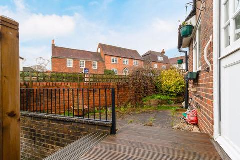 82 High Street, Godstone, RH9 8DP