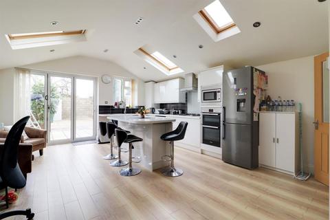 81 Rayleigh Road, London, N13 5QW