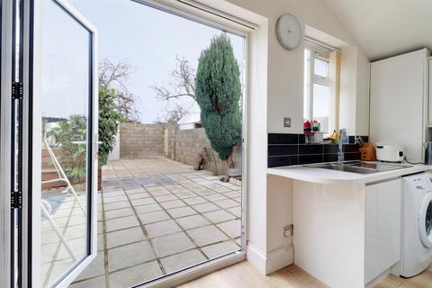 81 Rayleigh Road, London, N13 5QW