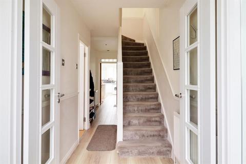 81 Rayleigh Road, London, N13 5QW