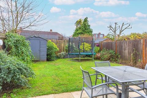 35 Heatherlea Grove, Worcester Park, KT4 8GB
