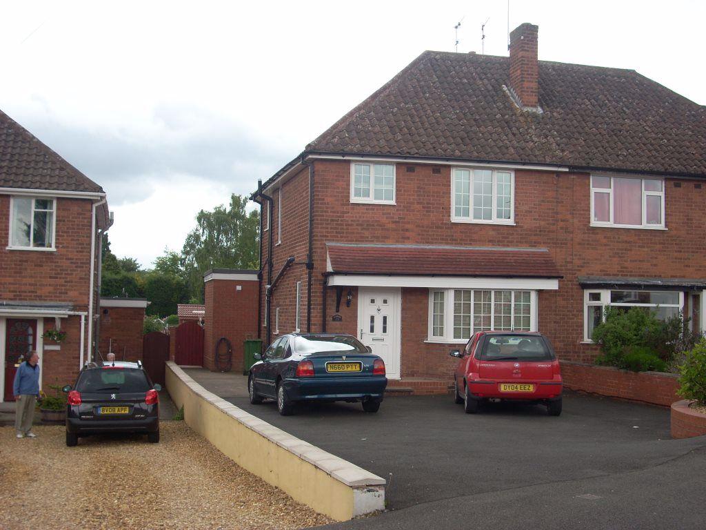 Summerfield Avenue, Wall Heath 3 bed semidetached house £875 pcm (£