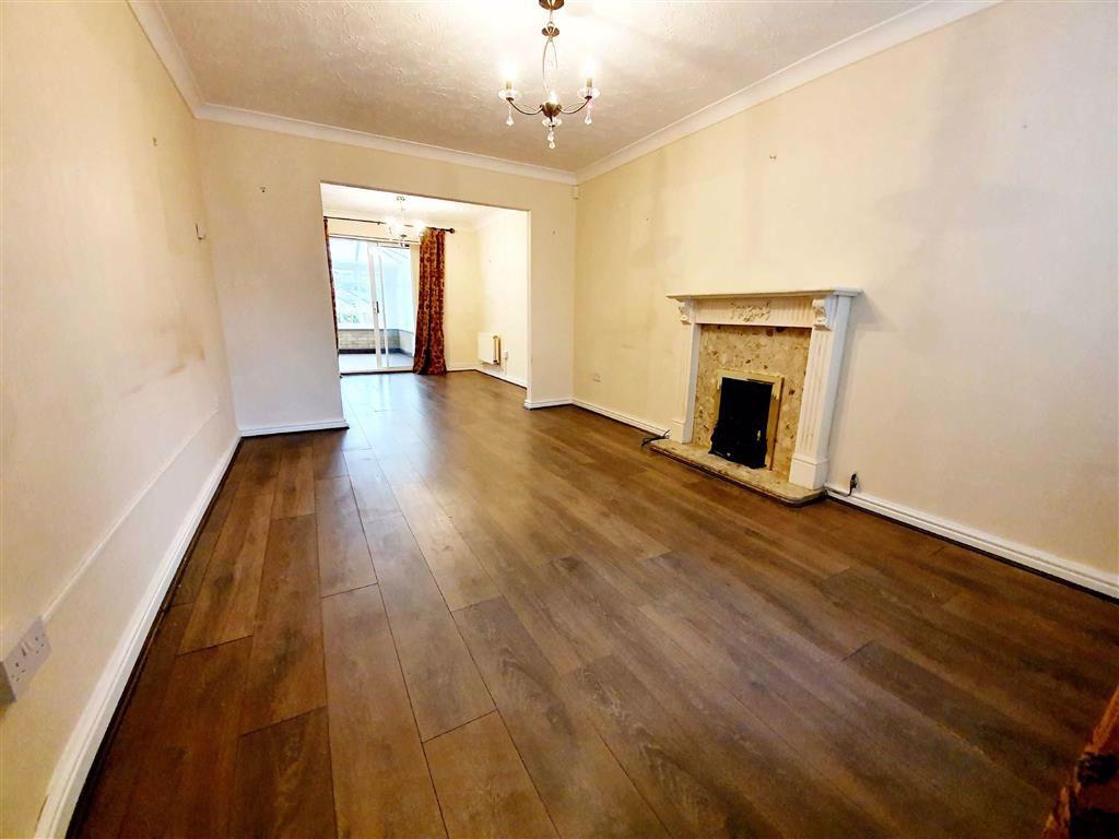 Elm Crescent, Parc Penllergaer, Swansea 3 bed detached house £200,000