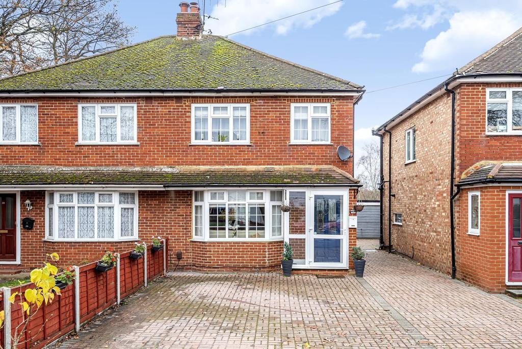 Green Lane, Addlestone, KT15 3 bed semidetached house £485,000