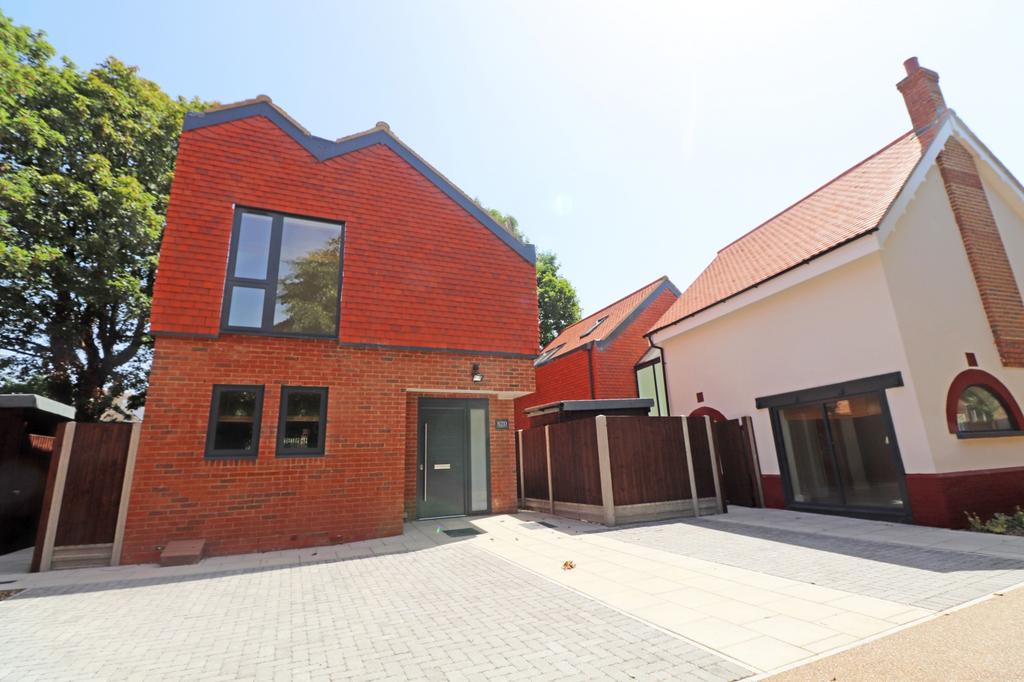 Aldersbrook Road, Wanstead, E12 3 bed terraced house £2,100 pcm (£485 pw)