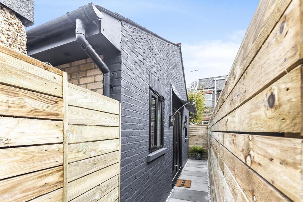 Wyndham Road, Kingston upon Thames 1 bed detached house £490,000