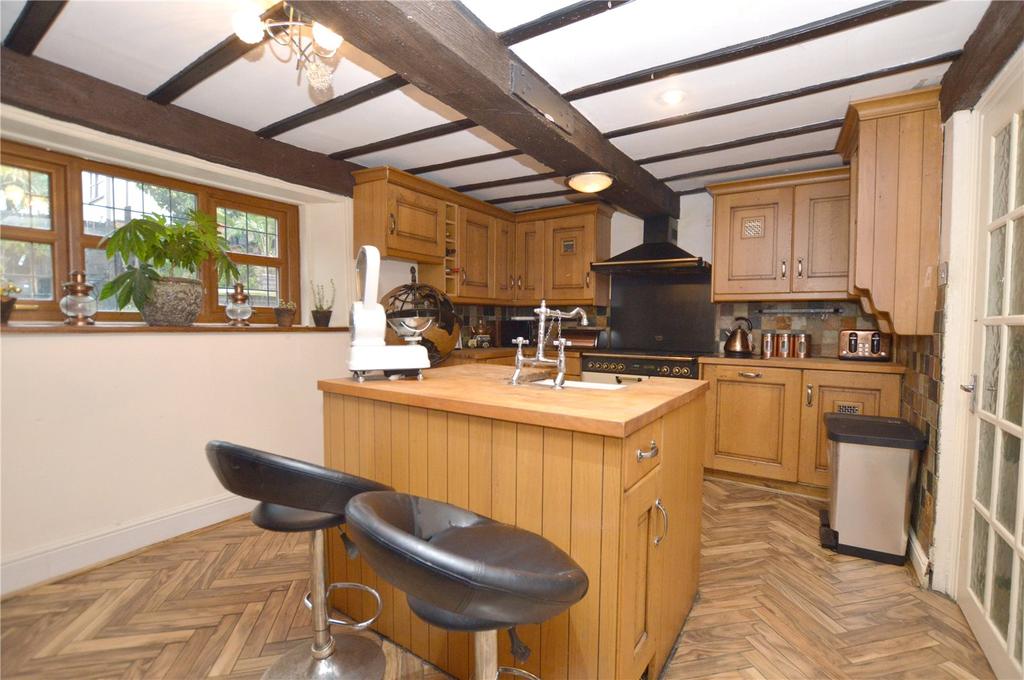 Valley Road, Pudsey, West Yorkshire 4 bed semidetached house £279,995