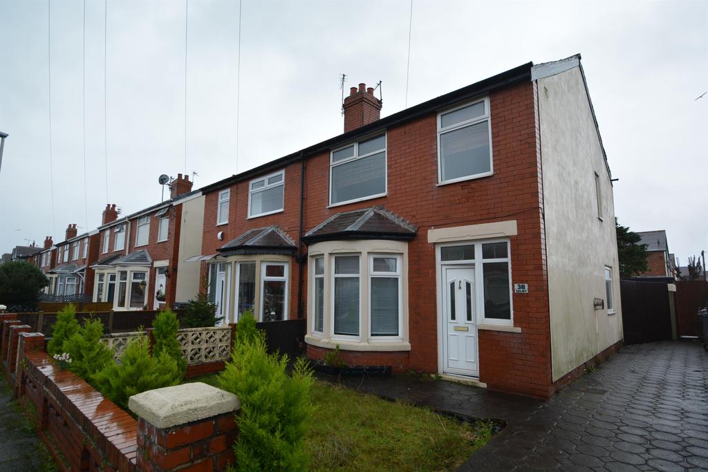 Selby Avenue, Blackpool, FY4 2LZ 3 bed semidetached house £149,950