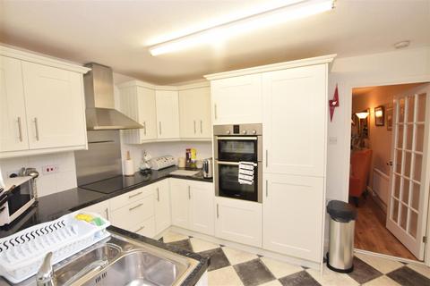 42 Woodrush Way, Romford, RM6 5BL