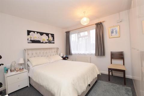 42 Woodrush Way, Romford, RM6 5BL
