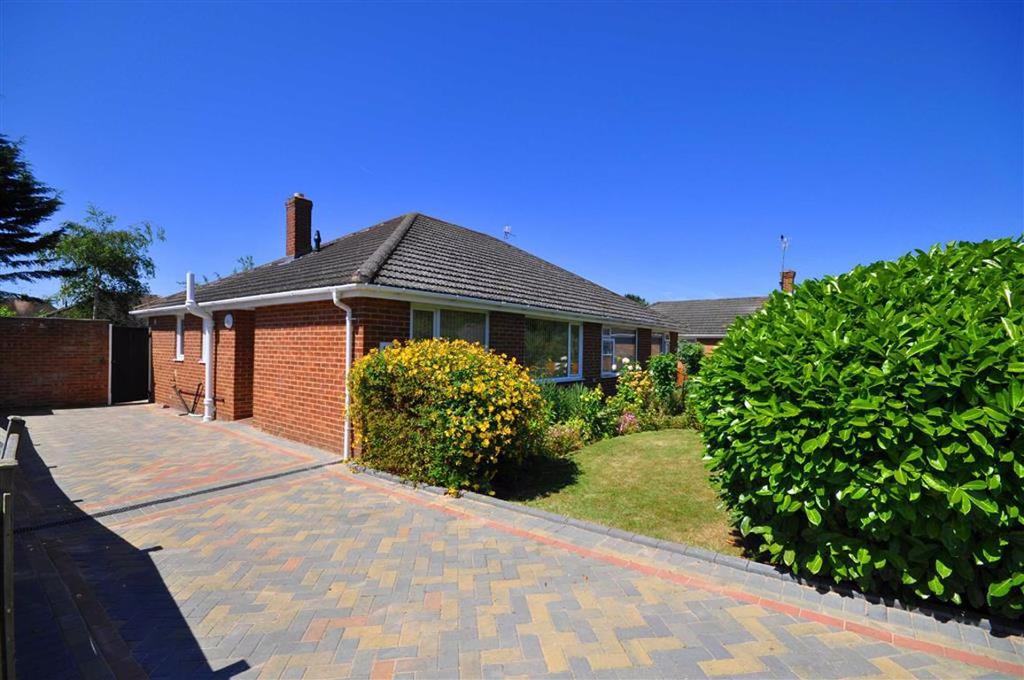 Snowdon Gardens, Gloucester 2 bed bungalow £825 pcm (£190 pw)