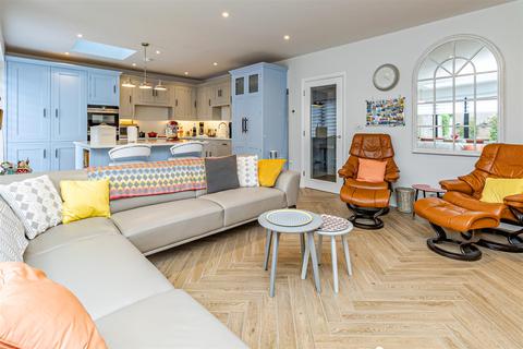 37 Long Fallow, St Albans, AL2 3ED