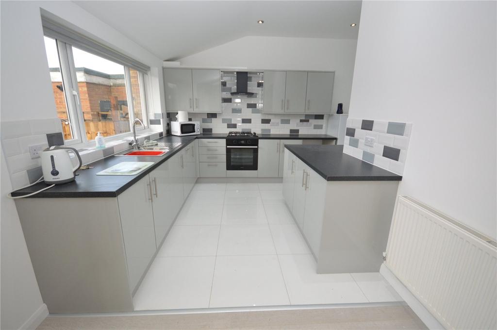 Epping Way, Luton, Bedfordshire, LU3 3 bed semidetached house £1,300