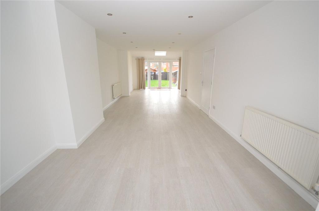 Epping Way, Luton, Bedfordshire, LU3 3 bed semidetached house £1,300