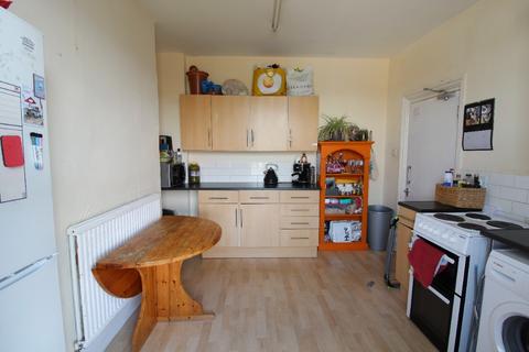 2 bedroom maisonette to rent, Warleigh Road