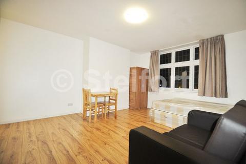 Studio to rent, Oakleigh Road North, London, N20