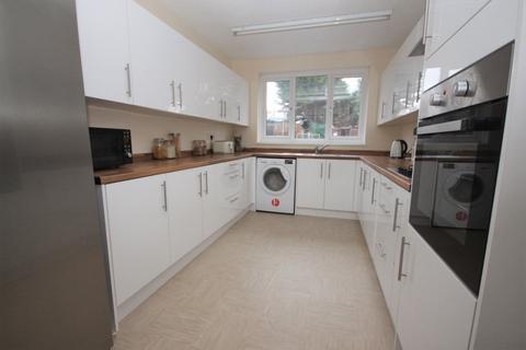16 Bognor Road, Broadstone, BH18 9HA