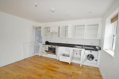 1 bedroom flat to rent, Chapel Street, Petersfield, GU32