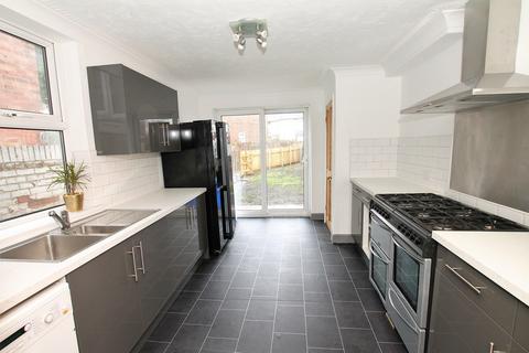 3 bedroom terraced house to rent, New Village Road, HU16