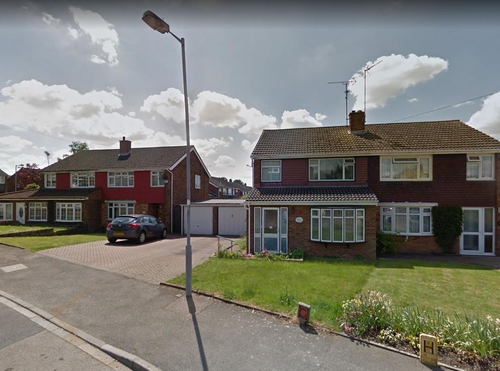 Kinross Crescent, Luton LU3 3 bed semidetached house £1,200 pcm (£