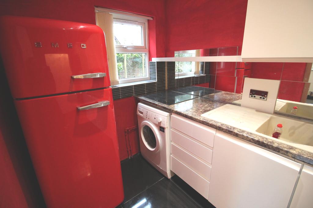 The Oaks, 157159 Bury Old Road... 1 bed apartment £560 pcm (£129 pw)