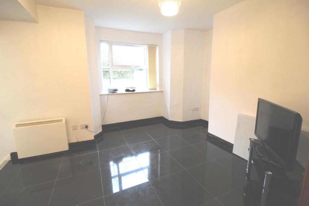 The Oaks, 157159 Bury Old Road... 1 bed apartment £560 pcm (£129 pw)