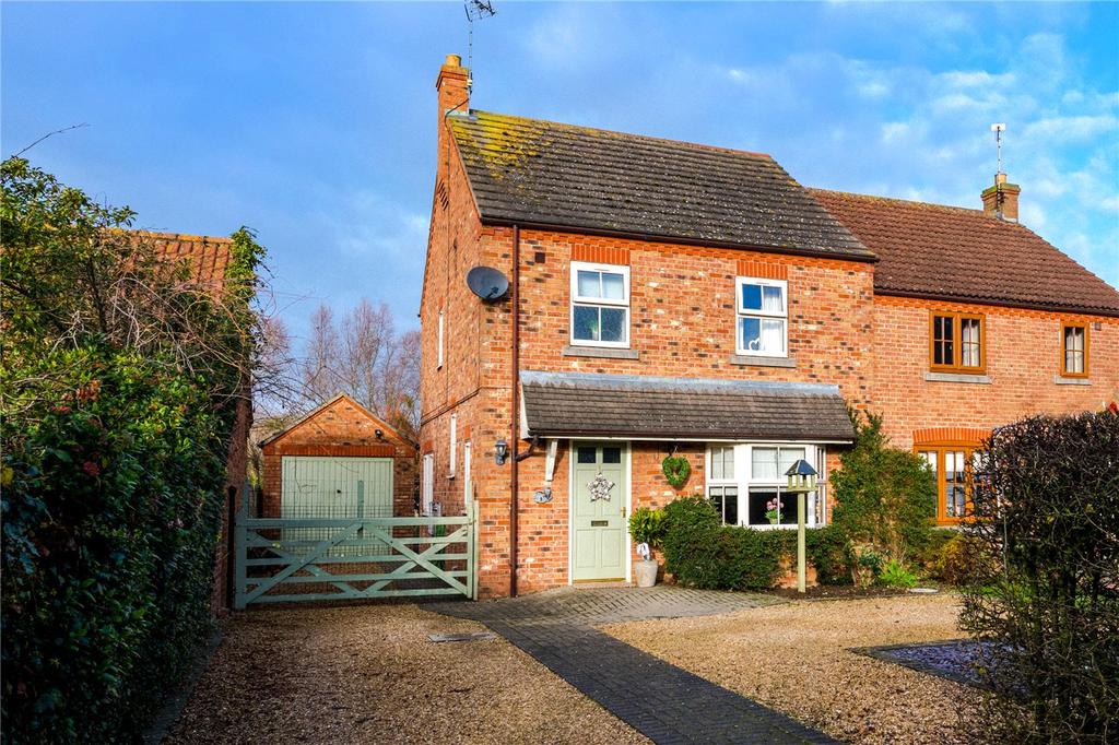 Ewerby Road, KirkbylaThorpe, Sleaford, NG34 3 bed semidetached house