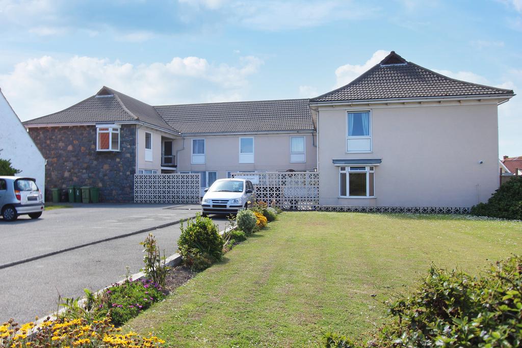 Grandes Rocques, Castel, Guernsey, GY5 2 bed terraced house £1,200