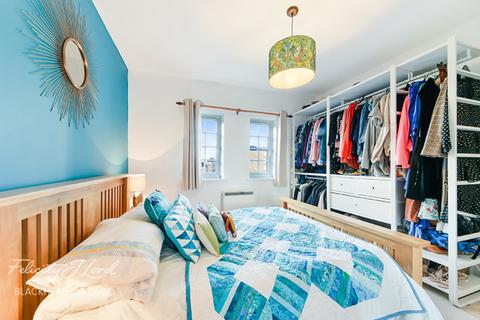 4 Gilbert Close, London, SE18 4PT