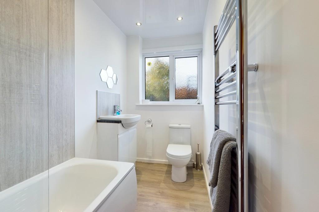 8 Firtree Crescent Bathroom