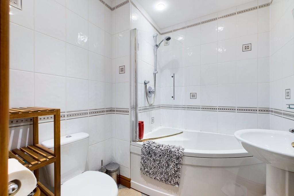 8a Firtree Crescent Bathroom