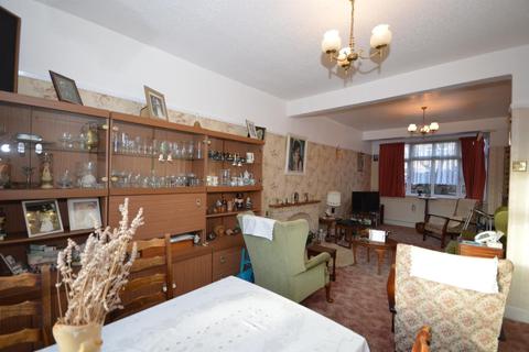 101 Essex Road, Romford, RM7 8BB