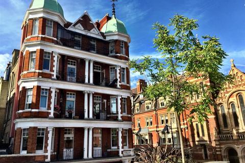 3 bedroom apartment to rent, London W1K