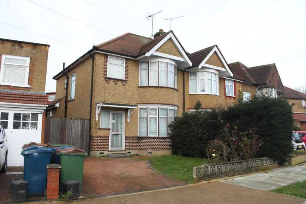 Park Crescent, Harrow Weald 3 bed semidetached house £549,500