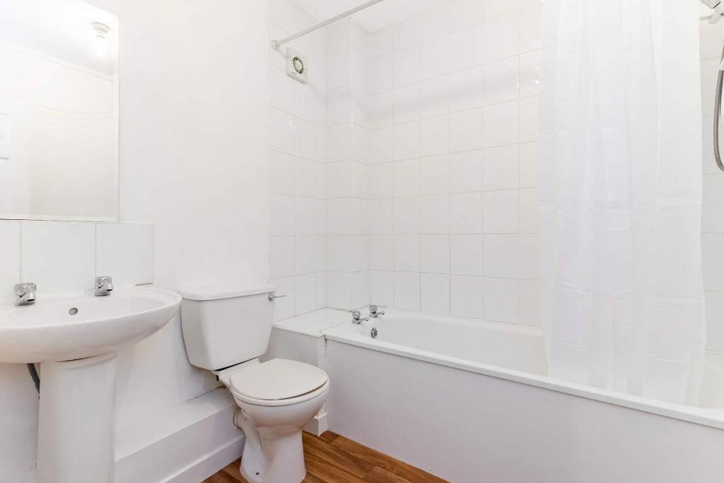 1 Bedroom Flat To Let, 23 Gibson Street, Calton, Glasgow, G40 2SN  Looking  To Rent are please to bring to the market this one bedroom, first floor  fully furnished converted warehouse