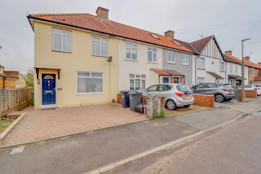 River Avenue, Hoddesdon, Hertfordshire, EN11 3 bed end of terrace house