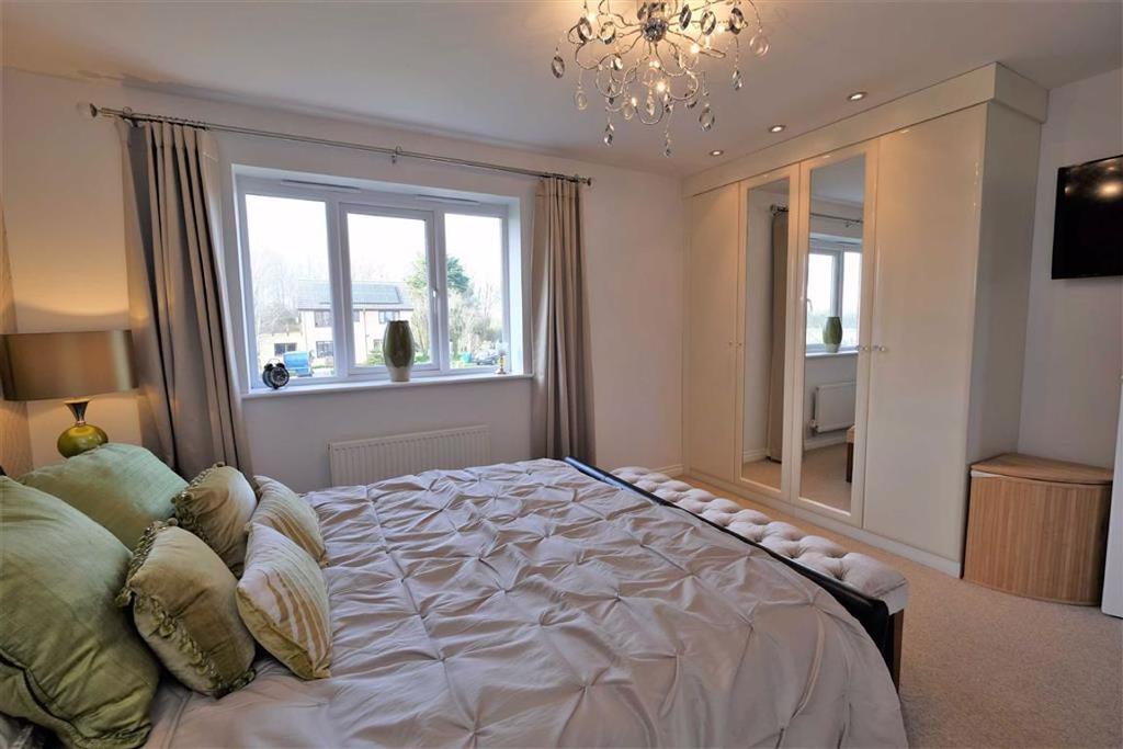 Buttercup Way, Warton 4 bed detached house £275,000