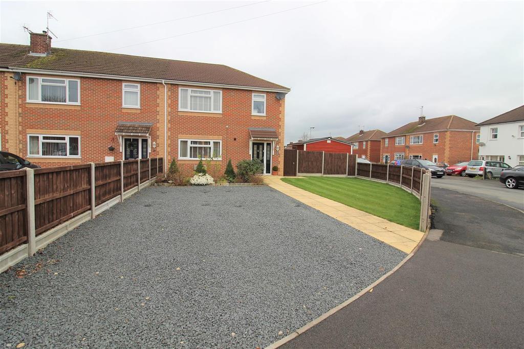 Elmgrove Road, Hucclecote, Gloucester 3 bed semidetached house £285,000